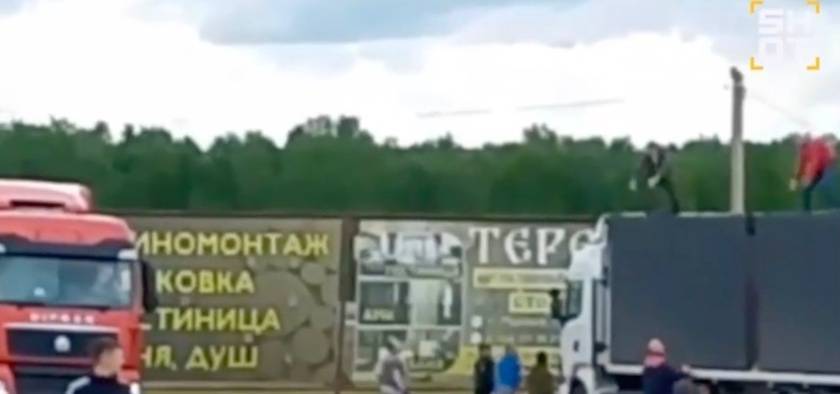 皇冠信用网庄家_画面流出！俄媒爆：俄民众爬上卡车顶部皇冠信用网庄家，试图用石头阻止乌无人机起飞