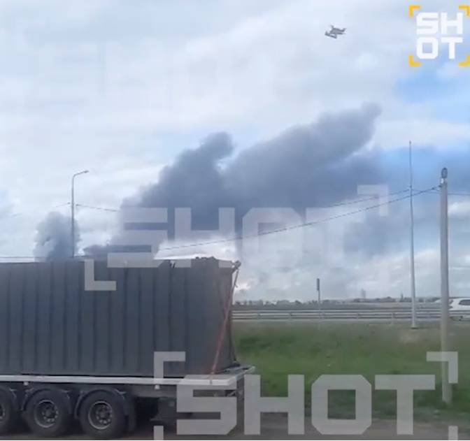 皇冠信用网庄家_画面流出！俄媒爆：俄民众爬上卡车顶部皇冠信用网庄家，试图用石头阻止乌无人机起飞