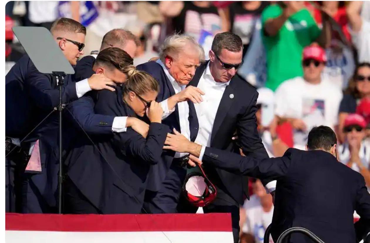 皇冠足球
_特朗普揭秘其遭遇暗杀细节:枪手一共开了8枪皇冠足球
,迅速低头救了自己一命,5秒内枪手被特勤局狙击手击毙