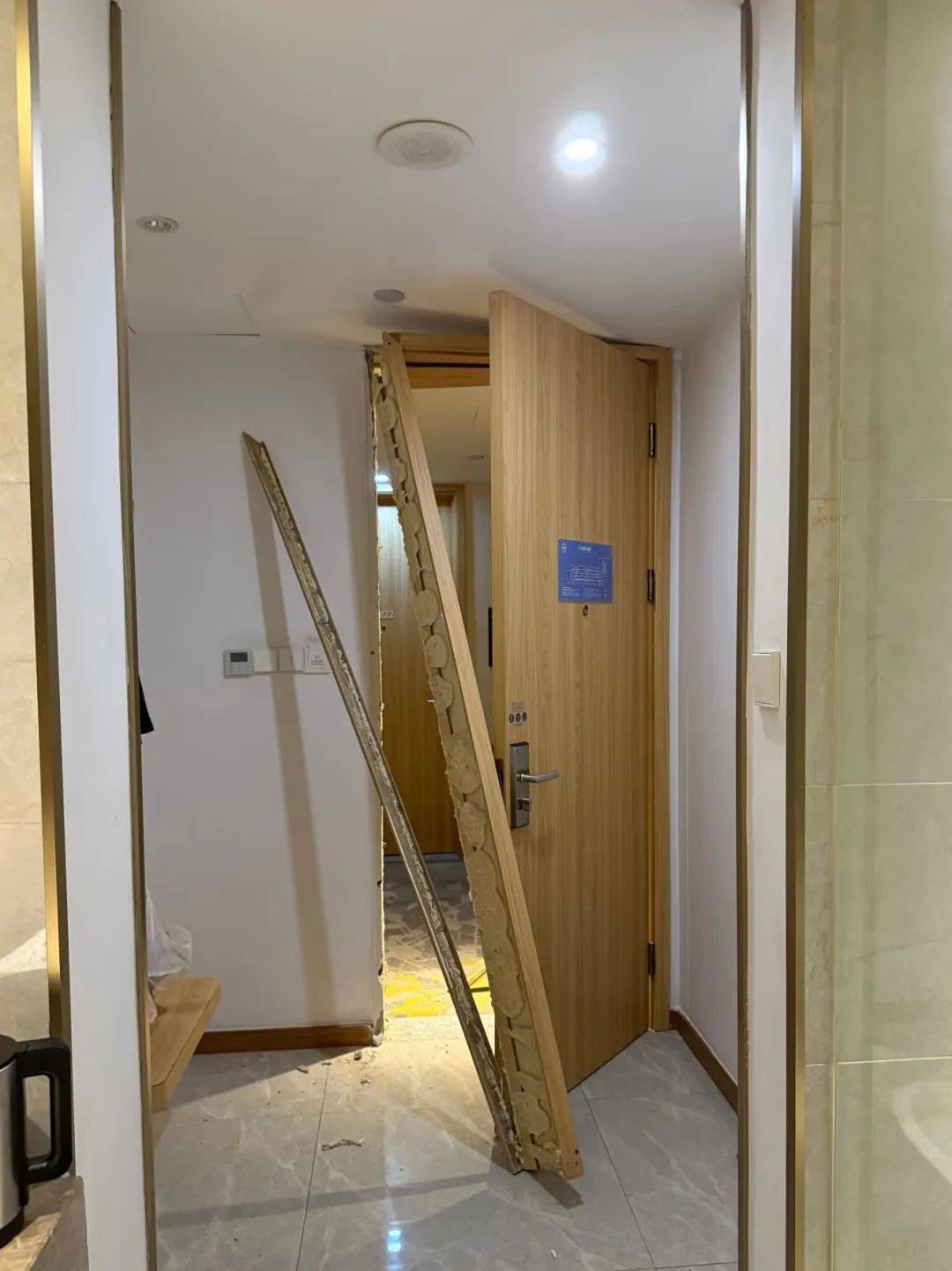 皇冠信用网出租足球_男子在杭州一酒店洗澡时被陌生人暴力闯入皇冠信用网出租足球，房间大门被踢烂，踹门男子怀疑前女友正在酒店与他人开房