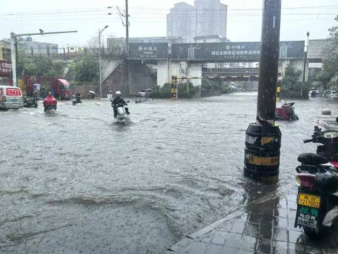 皇冠信用網开户_郑州多个隧道禁止通行！99条公交线路停运皇冠信用網开户，贾鲁河水位暴涨