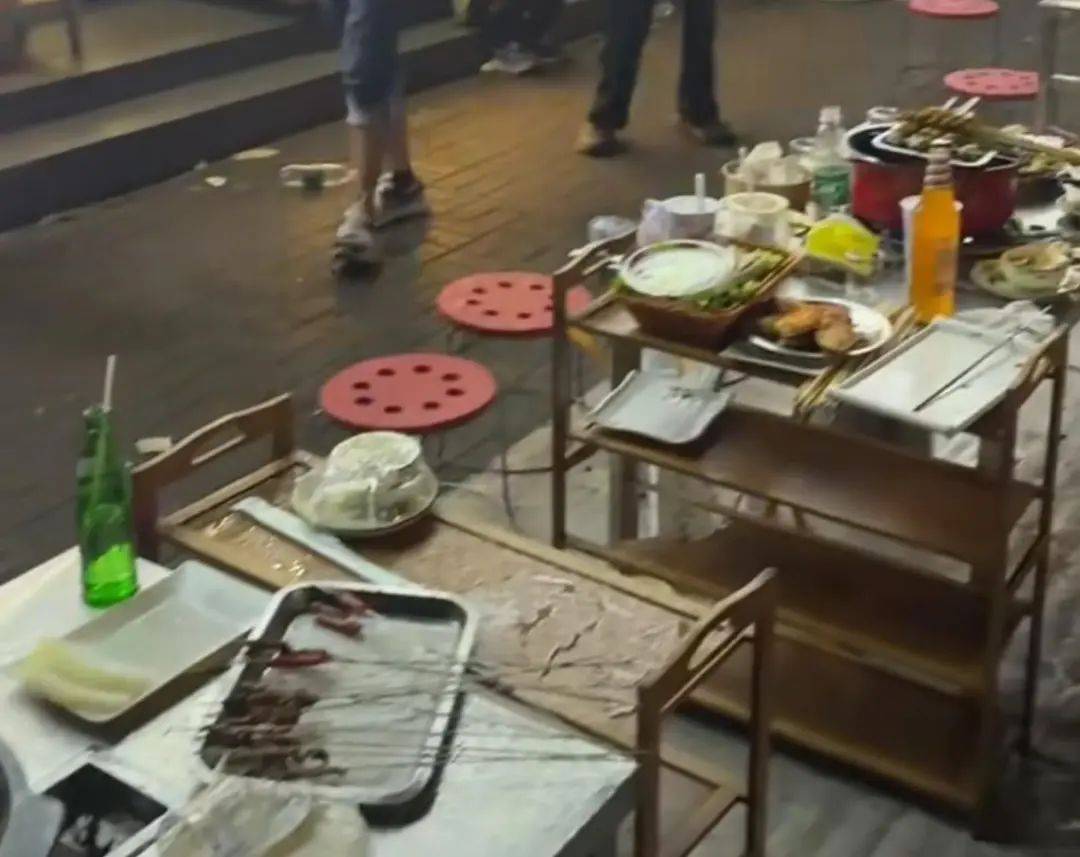 皇冠信用平台出租出售_多人烧烤店外用餐遭楼上住户泼洒不明液体皇冠信用平台出租出售，警方介入