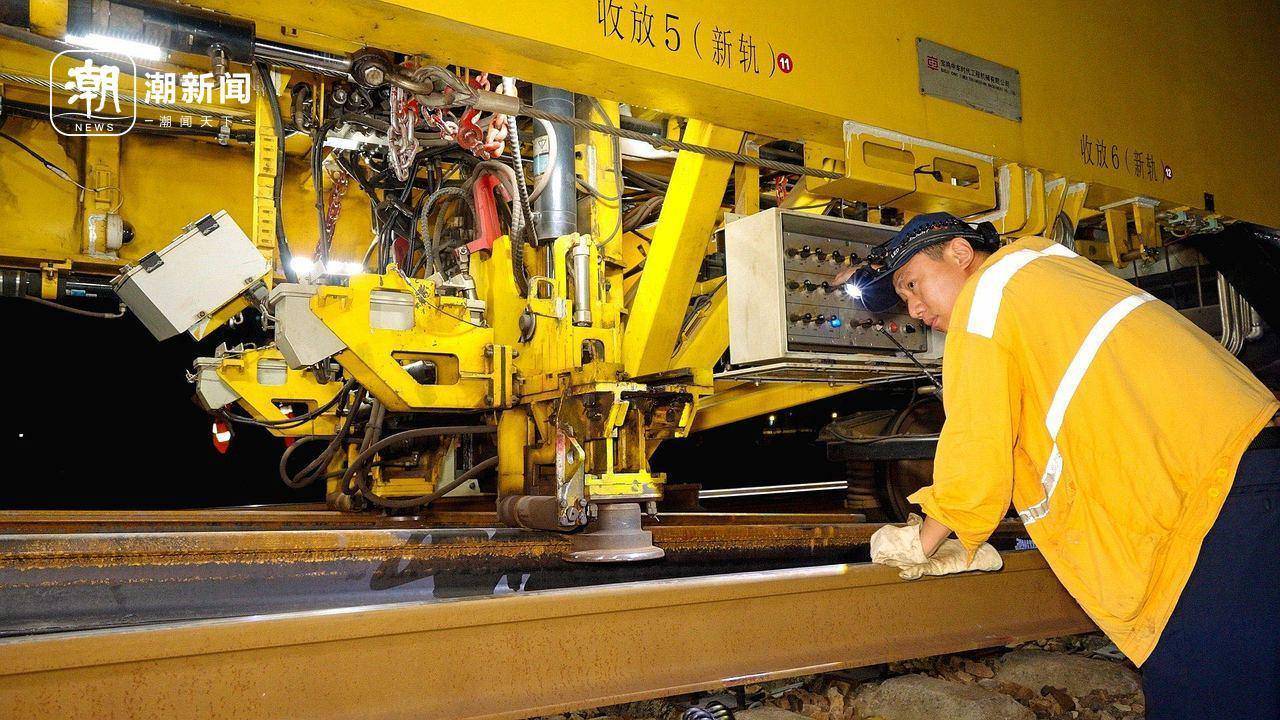 波兰vs 芬兰_浙江首次！杭州东站深夜迎来机械化换轨波兰vs 芬兰，他们的白露是火花四溅的