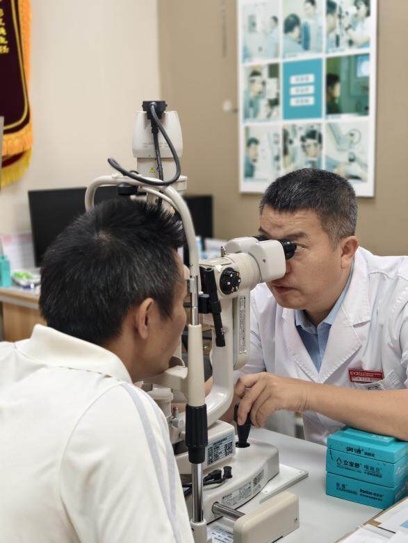 皇冠信用網需要押金吗_东莞一工人长期未戴护目镜作业皇冠信用網需要押金吗，铁屑飞入眼睛险些失明