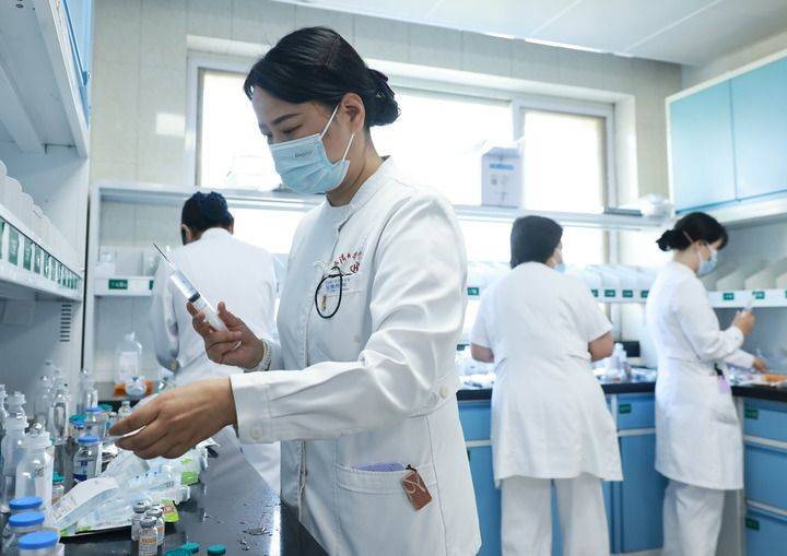 皇冠信用網正网_新华社政论｜携手为人类命运共同体撑起辽远发展天空——写在全球妇女峰会即将在北京举行之际