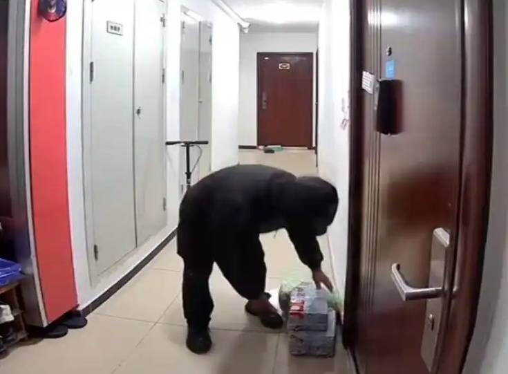 皇冠足球平台代理_北京一小区楼道总有人左顾右盼？警方刑拘4人皇冠足球平台代理！