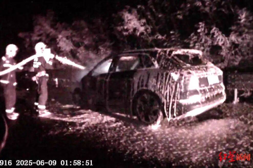 皇冠退水
_四川一纯电SUV高速上“自燃”皇冠退水
,车内检出汽油,警方披露:情侣点燃卫生纸柱引火骗保,想法来自儿时给父亲卷烟