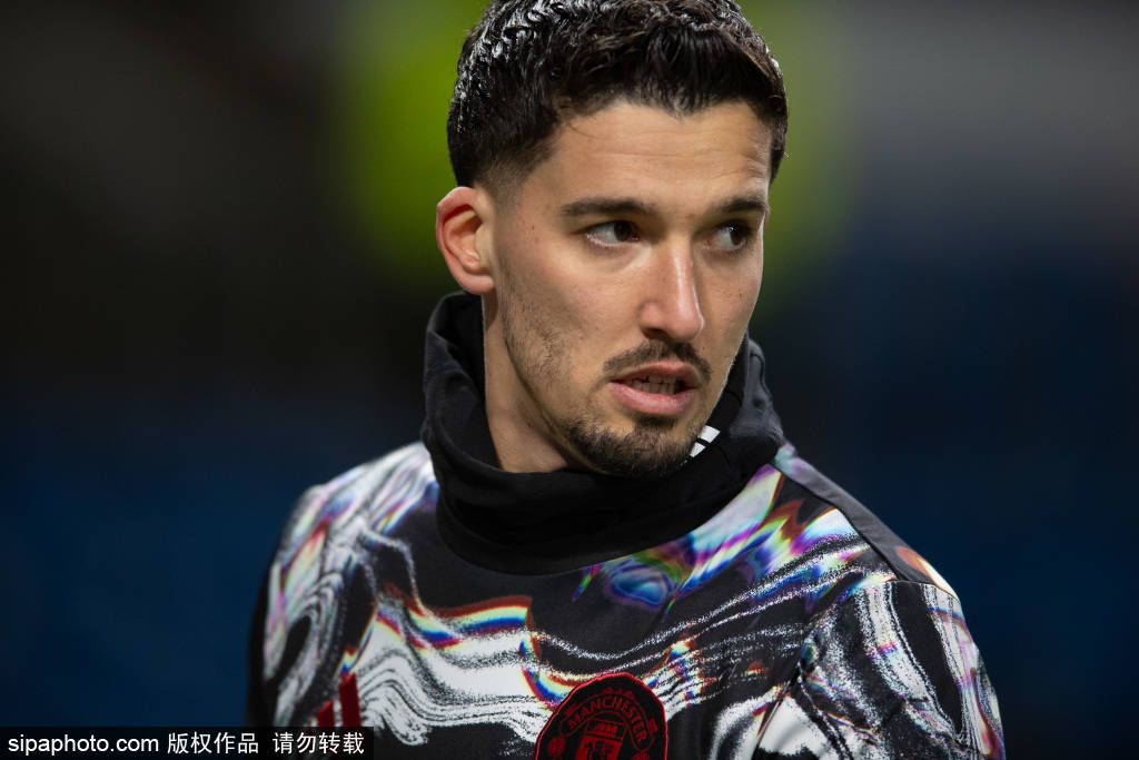 皇冠信用网在线注册_曼联的中场重塑计划：夏窗引援目标揭晓皇冠信用网在线注册，红魔重返欧战的关键所在！