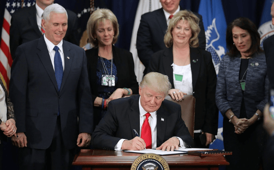 皇冠足球平台代理_想不到美国也有今天？特朗普终于开始怕了皇冠足球平台代理，3路人马抵京“求和”