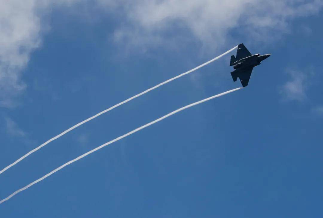 挪威超级联赛_央视公开！美国双航母夹击中国辽宁舰挪威超级联赛，歼-15挂弹起飞与美军狗斗