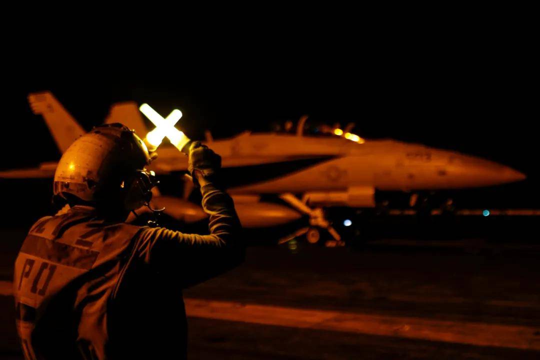 挪威超级联赛_央视公开！美国双航母夹击中国辽宁舰挪威超级联赛，歼-15挂弹起飞与美军狗斗