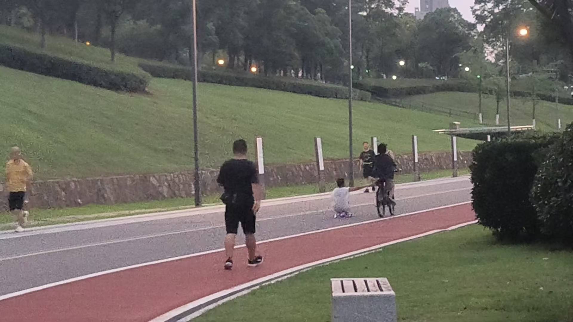 体育皇冠信用网_“时不时看到120来！”长沙一公园夜骑事故频发体育皇冠信用网，记者探访！多方回应