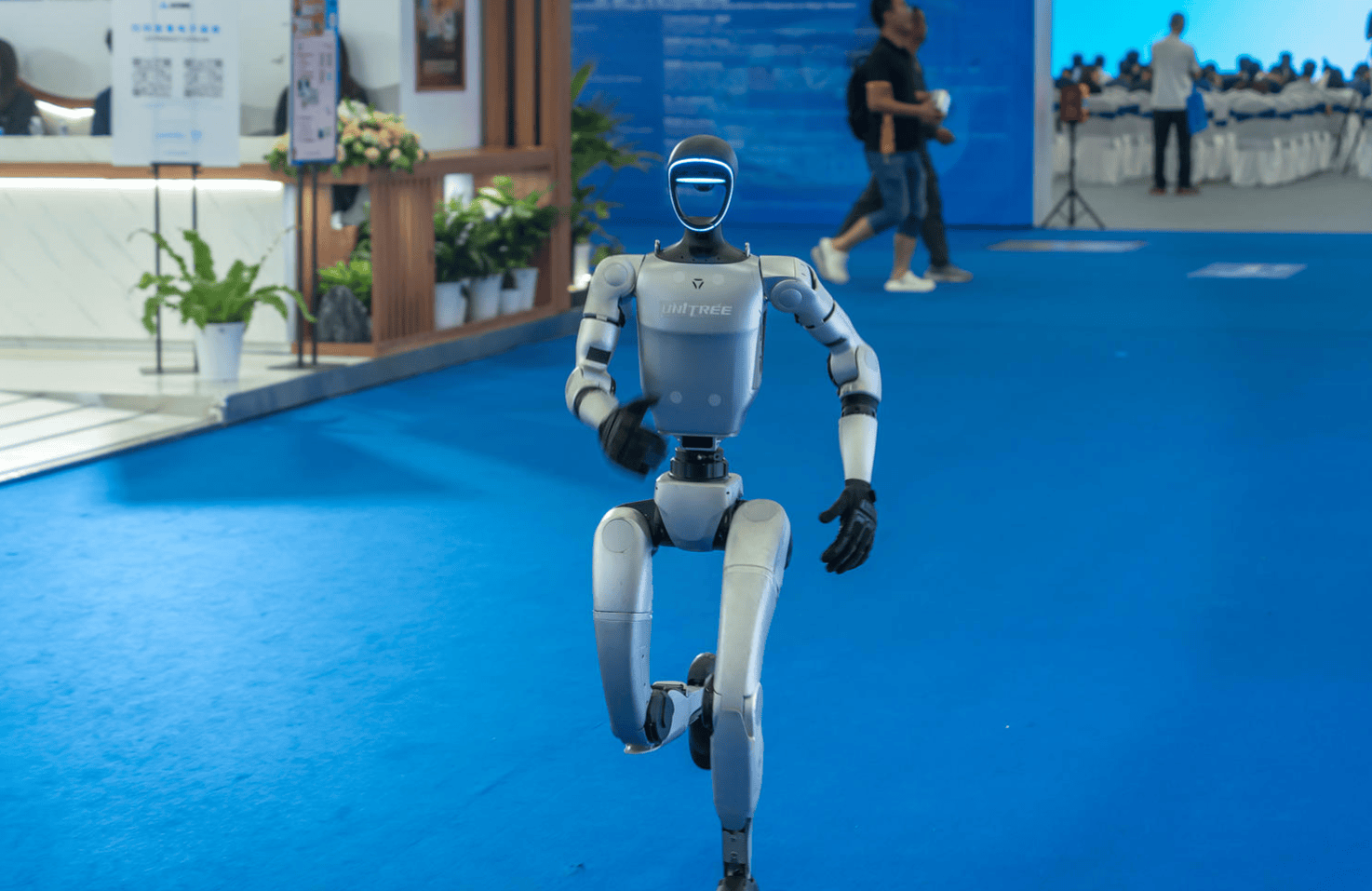 皇冠信用網账号_宇树科技创始人王兴兴：目前机器人和AI都面临很大挑战皇冠信用網账号，需全球共同努力推动