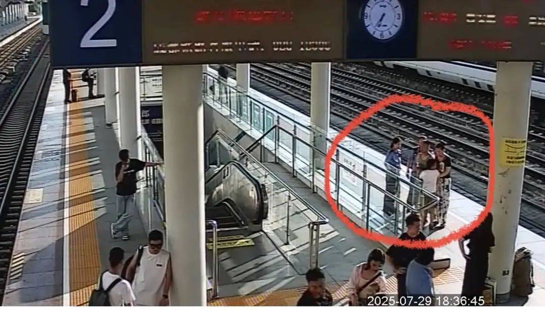 皇冠登一登二登三区别_紧急！四川9岁男孩被娃娃鱼咬断手指皇冠登一登二登三区别，多方接力护送其5小时内进行手术