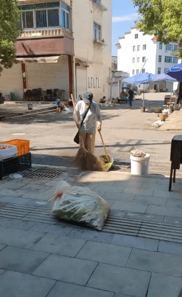 斯洛文尼亚甲组联赛 | 浙江一店主允许大妈门口摆摊斯洛文尼亚甲组联赛，时常被大妈“投喂”蔬果：每次收摊时，都打扫得干干净净