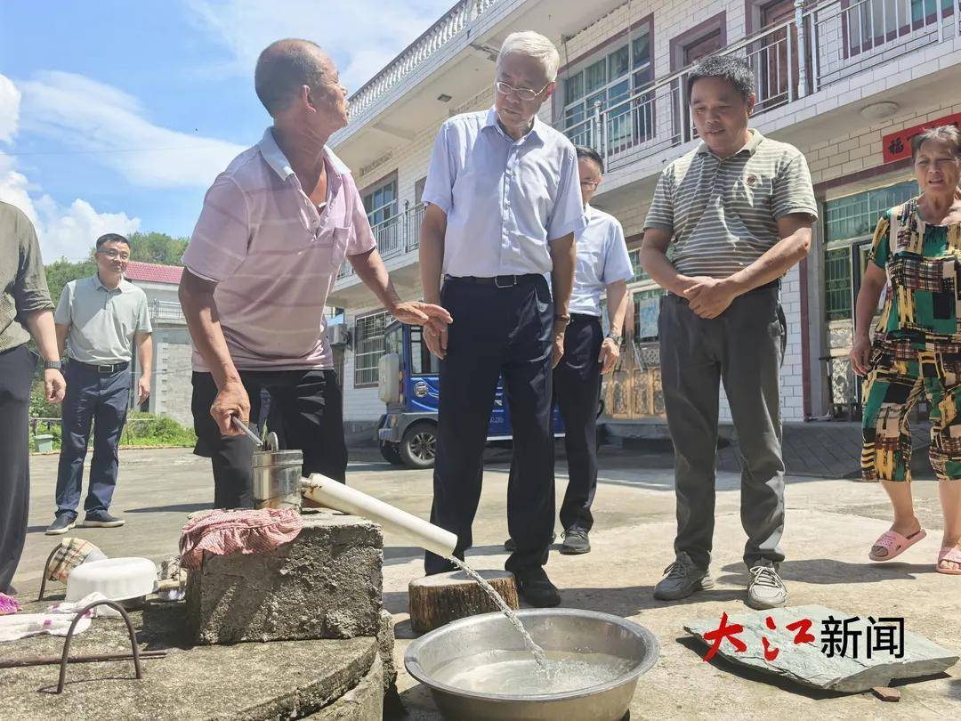 匈牙利甲组联赛_江西省委书记走进村民家中匈牙利甲组联赛，拧开水龙头仔细检查水质
