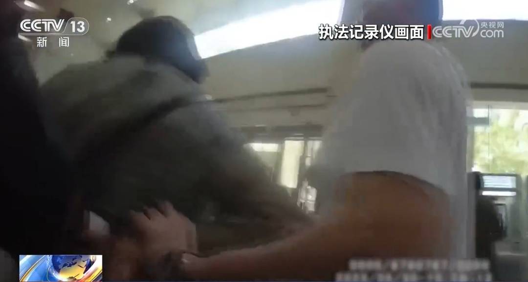 正版足球出租 _全是演员！事发上海闹市区正版足球出租 ，网友怒了：无法无天，这是上海好嘛