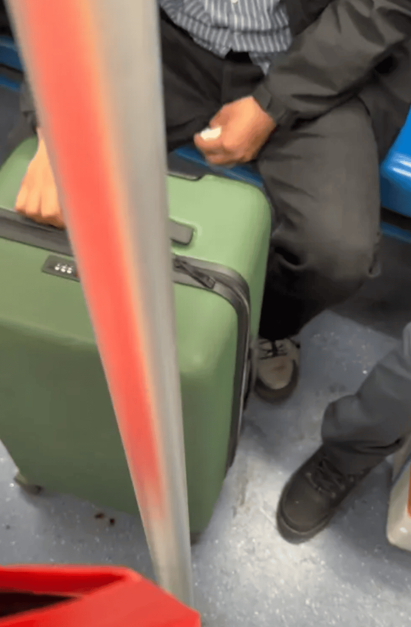hga050怎么注册
_上海地铁一男子携带拉杆箱不断有血渍渗出hga050怎么注册
,官方回应:鸭血冷冻食品逐渐解冻,致箱内液体渗出