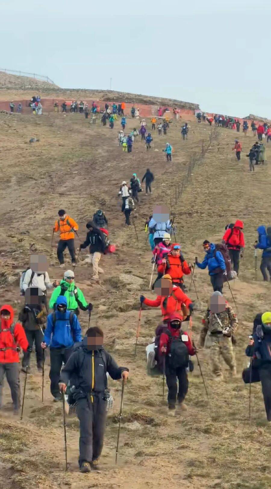 皇冠信用网登
_五台山5月突发降雪!狂风裹着雪粒皇冠信用网登
,驴友抱团搀扶行走,亲历者称“差点失温”;当地:仍有人想上山,已设6个卡口劝返
