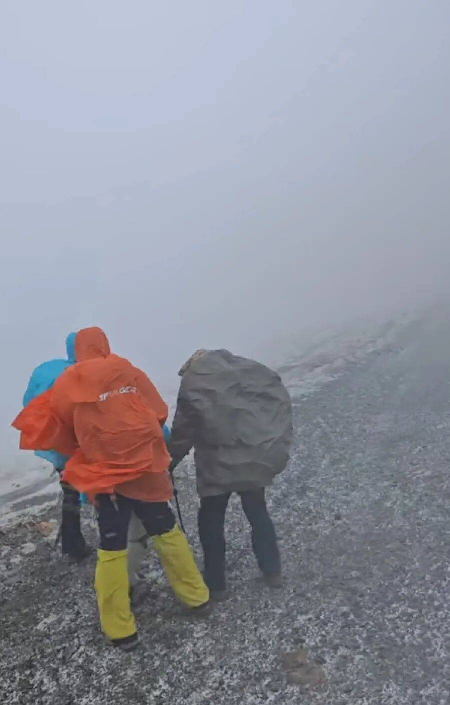 皇冠信用网登
_五台山5月突发降雪!狂风裹着雪粒皇冠信用网登
,驴友抱团搀扶行走,亲历者称“差点失温”;当地:仍有人想上山,已设6个卡口劝返