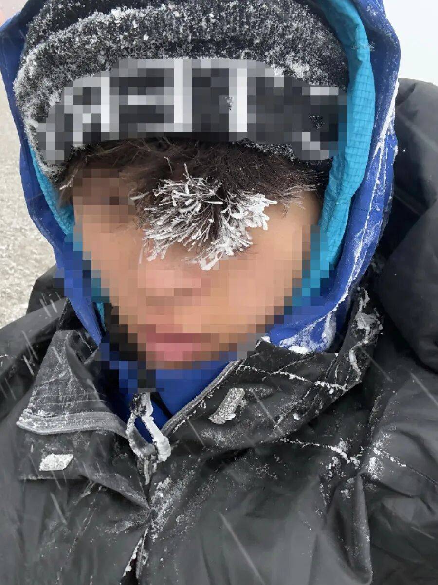 皇冠信用网登
_五台山5月突发降雪!狂风裹着雪粒皇冠信用网登
,驴友抱团搀扶行走,亲历者称“差点失温”;当地:仍有人想上山,已设6个卡口劝返